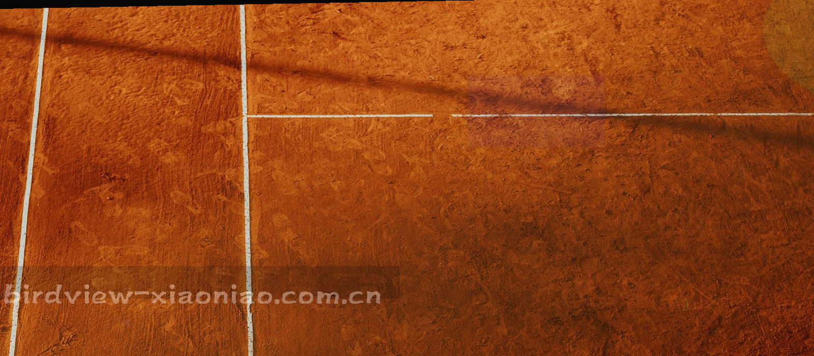 球场边线与看台灯光沿对角线铺开的抽象画面，画面里没有任何可辨识的人物